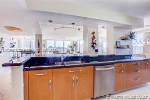 Condominio en alquiler en Hollywood, Florida, 2 dormitorios, 173.54 m2 № 1960244 - foto 4