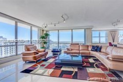 Condominio en alquiler en Hollywood, Florida, 2 dormitorios, 173.54 m2 № 1960244 - foto 1