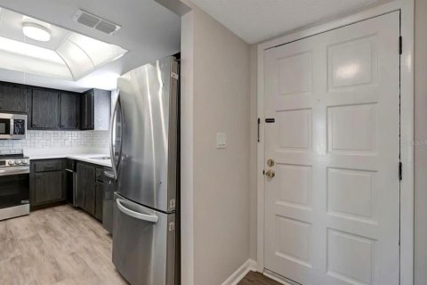 Condo in New Port Richey, Florida, 2 bedrooms № 2222039 - photo 2