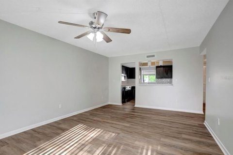 Condo in New Port Richey, Florida, 2 bedrooms № 2222039 - photo 20
