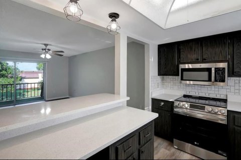 Condo in New Port Richey, Florida, 2 bedrooms № 2222039 - photo 10