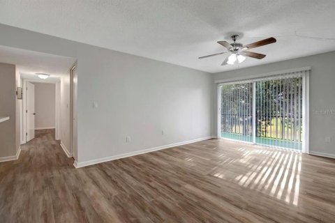 Condo in New Port Richey, Florida, 2 bedrooms № 2222039 - photo 17