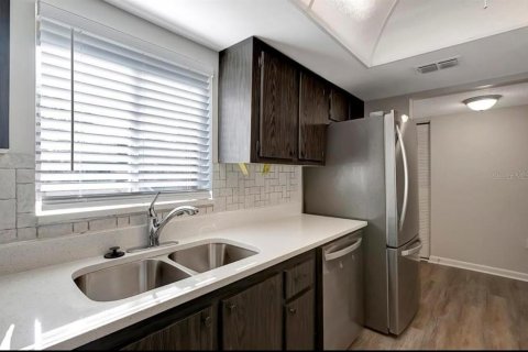 Condo in New Port Richey, Florida, 2 bedrooms № 2222039 - photo 6