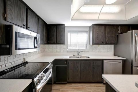 Condo in New Port Richey, Florida, 2 bedrooms № 2222039 - photo 3