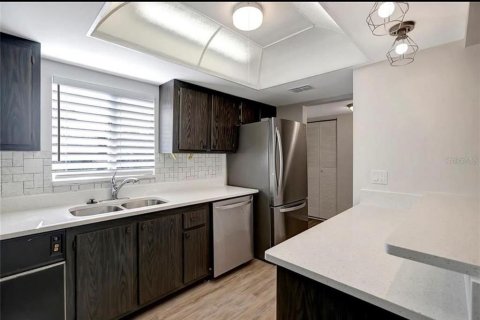 Condo in New Port Richey, Florida, 2 bedrooms № 2222039 - photo 5