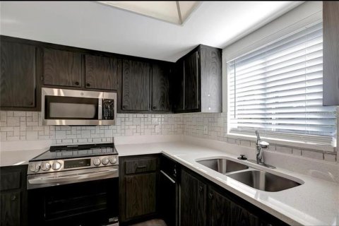 Condo in New Port Richey, Florida, 2 bedrooms № 2222039 - photo 12