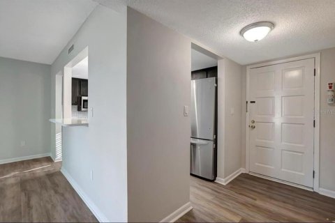 Condo in New Port Richey, Florida, 2 bedrooms № 2222039 - photo 4