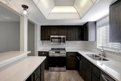 Condo in New Port Richey, Florida, 2 bedrooms № 2222039 - photo 9
