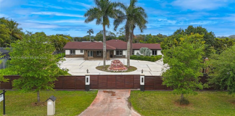 Дом в Хомстед, Флорида 4 спальни, 229.84м2 № 1985628