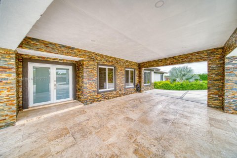 Купить виллу или дом в Хомстед, Флорида 4 спальни, 229.84м2, № 1985628 - фото 8