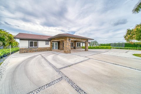 Купить виллу или дом в Хомстед, Флорида 4 спальни, 229.84м2, № 1985628 - фото 7