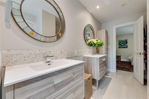 Casa en venta en Miami, Florida, 4 dormitorios, 225.29 m2 № 1890366 - foto 29