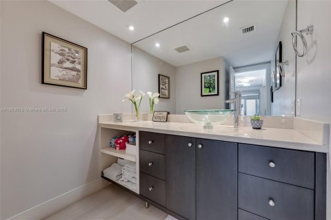 Casa en venta en Miami, Florida, 4 dormitorios, 225.29 m2 № 1890366 - foto 21