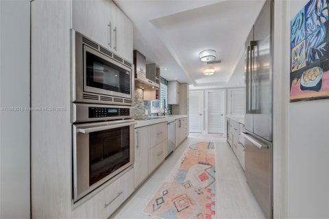 Casa en venta en Miami, Florida, 4 dormitorios, 225.29 m2 № 1890366 - foto 19