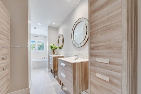 Casa en venta en Miami, Florida, 4 dormitorios, 225.29 m2 № 1890366 - foto 28