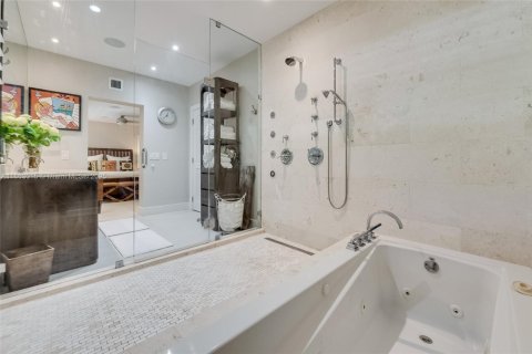 Casa en venta en Miami, Florida, 4 dormitorios, 225.29 m2 № 1890366 - foto 25