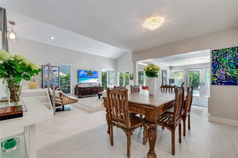 Casa en venta en Miami, Florida, 4 dormitorios, 225.29 m2 № 1890366 - foto 13