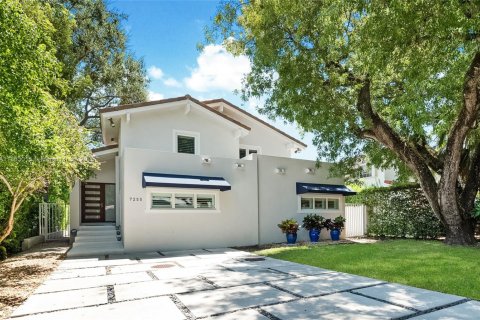 Casa en venta en Miami, Florida, 4 dormitorios, 225.29 m2 № 1890366 - foto 1