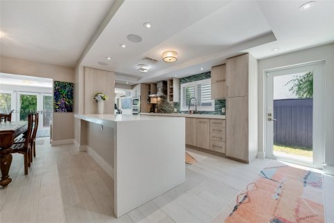 Casa en venta en Miami, Florida, 4 dormitorios, 225.29 m2 № 1890366 - foto 17