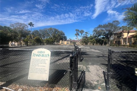 Condo in West Palm Beach, Florida, 2 bedrooms № 1953990 - photo 27