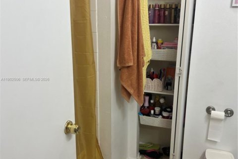 Condo in West Palm Beach, Florida, 2 bedrooms № 1953990 - photo 18