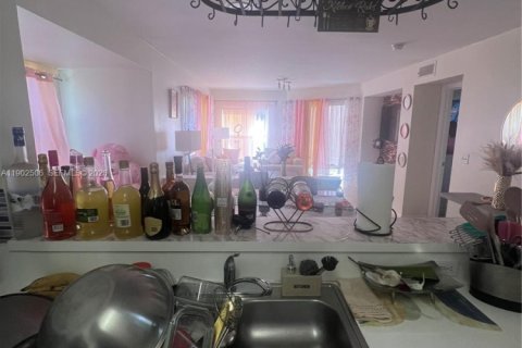 Condo in West Palm Beach, Florida, 2 bedrooms № 1953990 - photo 9