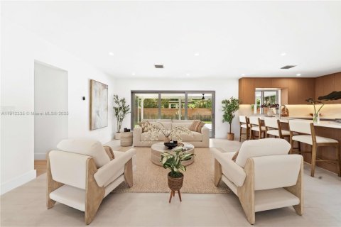 Casa en venta en South Miami, Florida, 4 dormitorios, 178.19 m2 № 1968413 - foto 1