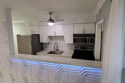 Copropriété à louer à Hollywood, Floride: 1 chambre, 53.88 m2 № 1929050 - photo 2