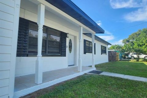 House in Orlando, Florida 5 bedrooms, 149.85 sq.m. № 2139412