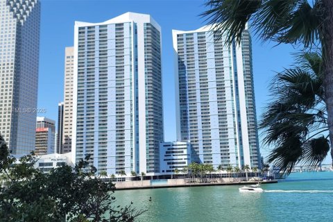 Condo in Miami, Florida, 2 bedrooms № 2086475 - photo 2