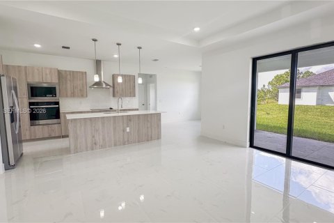 Villa ou maison à vendre à Lehigh Acres, Floride: 4 chambres, 179.77 m2 № 2397375 - photo 4