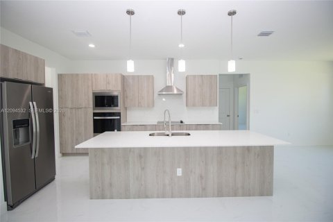 Villa ou maison à vendre à Lehigh Acres, Floride: 4 chambres, 179.77 m2 № 2397375 - photo 8
