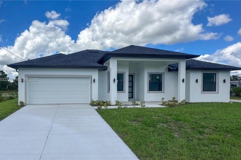 Villa ou maison à vendre à Lehigh Acres, Floride: 4 chambres, 179.77 m2 № 2397375 - photo 2