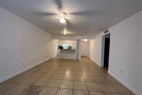 Condominio en venta en Hialeah, Florida, 3 dormitorios, 116.59 m2 № 1763787 - foto 5