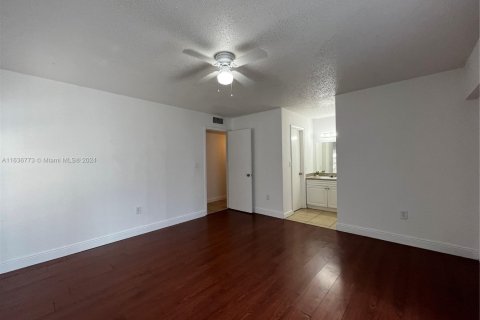 Condominio en venta en Hialeah, Florida, 3 dormitorios, 116.59 m2 № 1763787 - foto 9