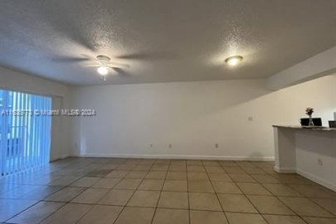 Condominio en venta en Hialeah, Florida, 3 dormitorios, 116.59 m2 № 1763787 - foto 3