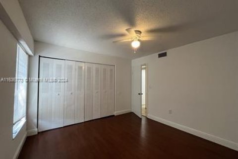 Condominio en venta en Hialeah, Florida, 3 dormitorios, 116.59 m2 № 1763787 - foto 7