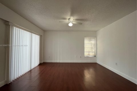 Condominio en venta en Hialeah, Florida, 3 dormitorios, 116.59 m2 № 1763787 - foto 8