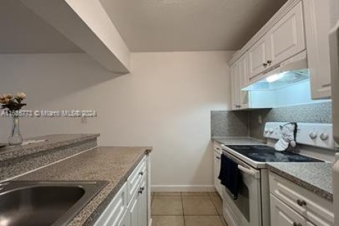 Condominio en venta en Hialeah, Florida, 3 dormitorios, 116.59 m2 № 1763787 - foto 2