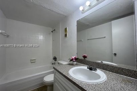 Condominio en venta en Hialeah, Florida, 3 dormitorios, 116.59 m2 № 1763787 - foto 10