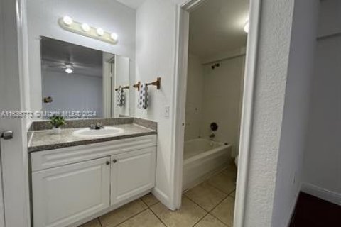 Condominio en venta en Hialeah, Florida, 3 dormitorios, 116.59 m2 № 1763787 - foto 11