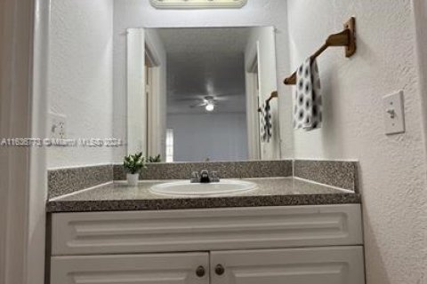 Condominio en venta en Hialeah, Florida, 3 dormitorios, 116.59 m2 № 1763787 - foto 12