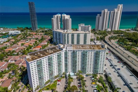Condominio en alquiler en Sunny Isles Beach, Florida, 1 dormitorio, 93.37 m2 № 2248647 - foto 27