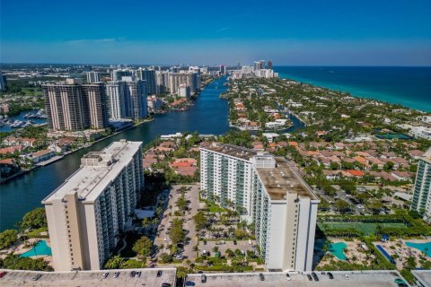 Condominio en alquiler en Sunny Isles Beach, Florida, 1 dormitorio, 93.37 m2 № 2248647 - foto 30