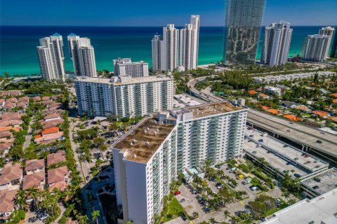 Condominio en alquiler en Sunny Isles Beach, Florida, 1 dormitorio, 93.37 m2 № 2248647 - foto 29