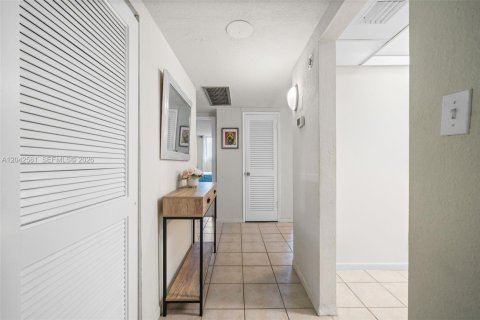 Condominio en alquiler en Sunny Isles Beach, Florida, 1 dormitorio, 93.37 m2 № 2248647 - foto 24