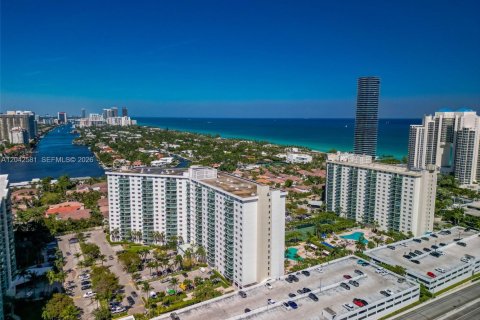 Condominio en alquiler en Sunny Isles Beach, Florida, 1 dormitorio, 93.37 m2 № 2248647 - foto 28