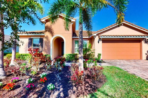 House in Port St. Lucie, Florida 4 bedrooms, 225.94 sq.m. № 2088333 - photo 4