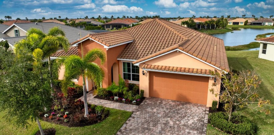House in Port St. Lucie, Florida 4 bedrooms, 225.94 sq.m. № 2088333