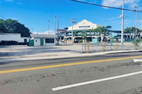 Commercial property in Bradenton, Florida 63.17 sq.m. № 2366841